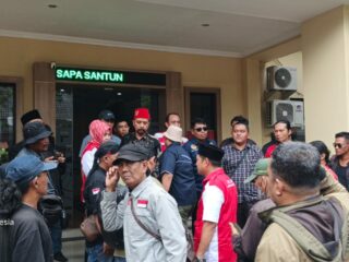 OTT atau Operasi Terselubung, Ratusan Jurnalis Kepung Polda Jatim, Tuding Ada Skenario dan Desak Copot Kapolres