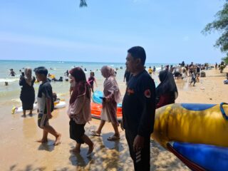 3.000 Pengunjung Serbu Pantai Lon Malang, BPBD Sampang Perpanjang Masa Siaga