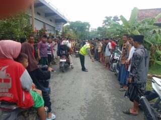 Caption Foto: Petugas kepolisian saat melakukan olah TKP kecelakaan tabrak lari di Jalan Raya Desa Lepelle, Kecamatan Robatal, Kabupaten Sampang, Selasa (24/3/2026) pagi. Korban pengendara motor meninggal dunia usai tertabrak kendaraan pick up yang melarikan diri.