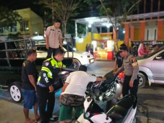 Tabrak Samping di Jantung Kota Sampang, Dua Pengendara Terluka Parah