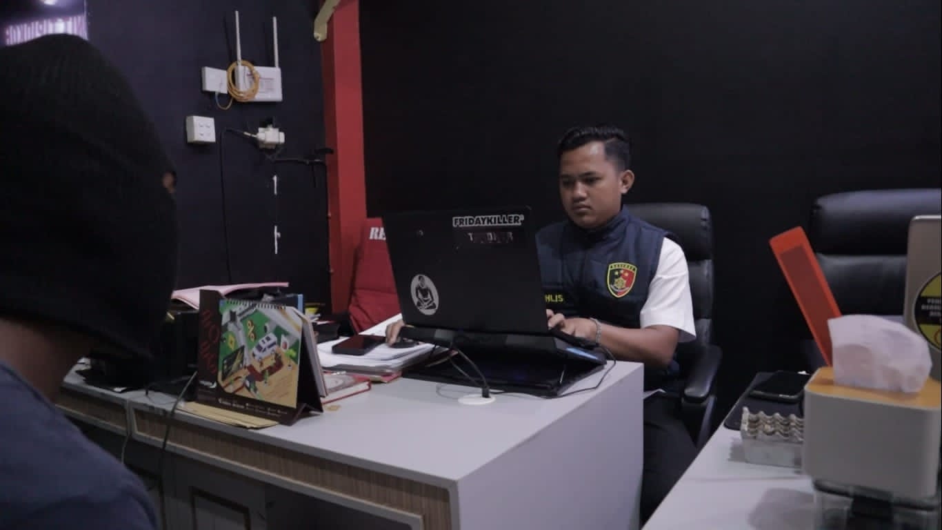 Caption Foto: Petugas Satreskrim Polres Sampang saat melakukan pemeriksaan terhadap tersangka pelaku curanmor yang berhasil diringkus kurang dari tujuh jam setelah kejadian.