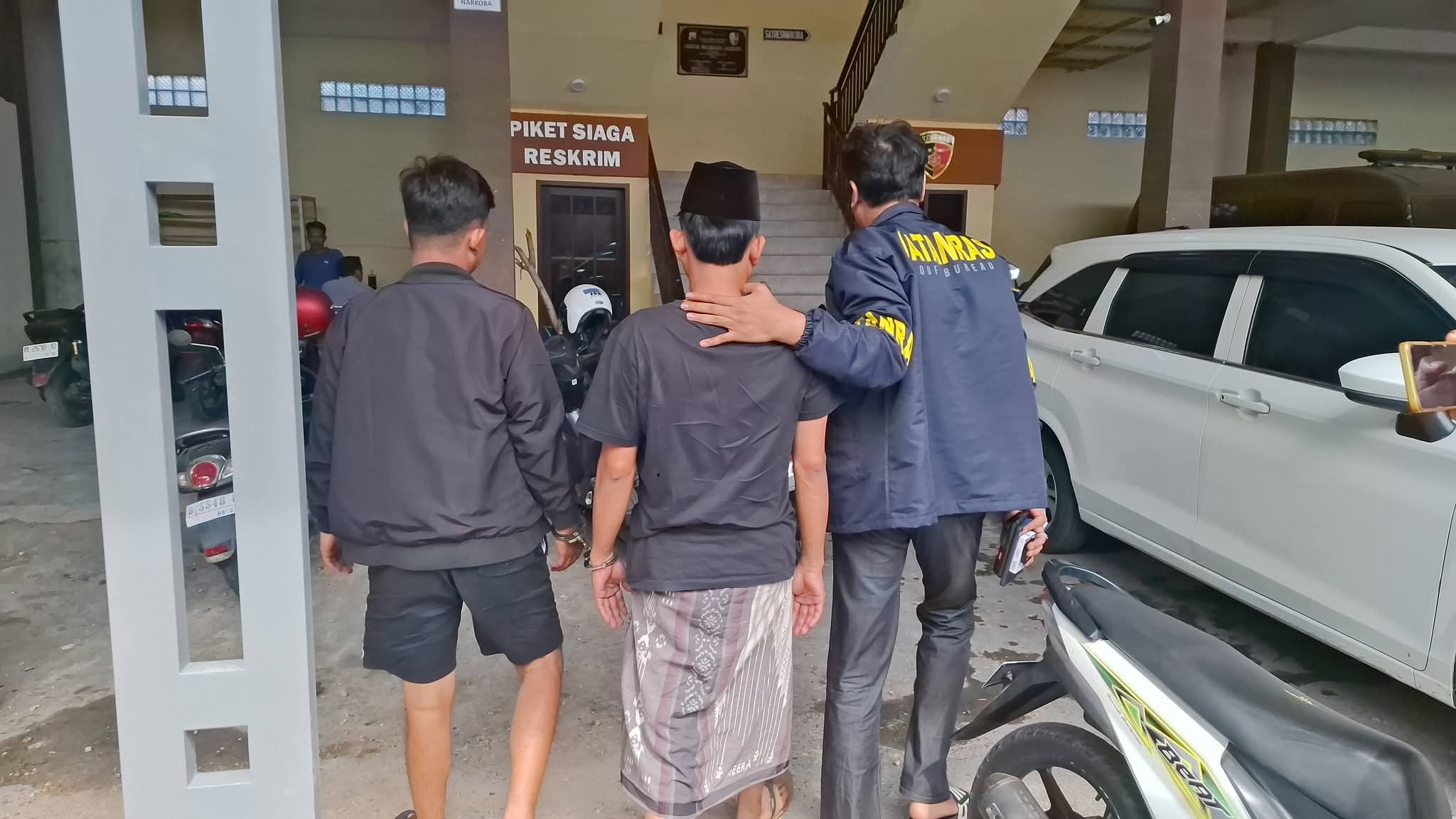 Caption Foto: Dua terduga penadah motor curian diamankan anggota Polsek Jrengik bersama barang bukti sepeda motor Honda Beat tanpa plat nomor yang diduga hasil curanmor dari Surabaya.