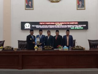 Caption Foto: Suasana rapat paripurna DPRD Kabupaten Sampang saat pengesahan empat Raperda strategis yang difokuskan pada penanggulangan kemiskinan, pengelolaan lingkungan, ketenagakerjaan, dan pengembangan desa wisata.