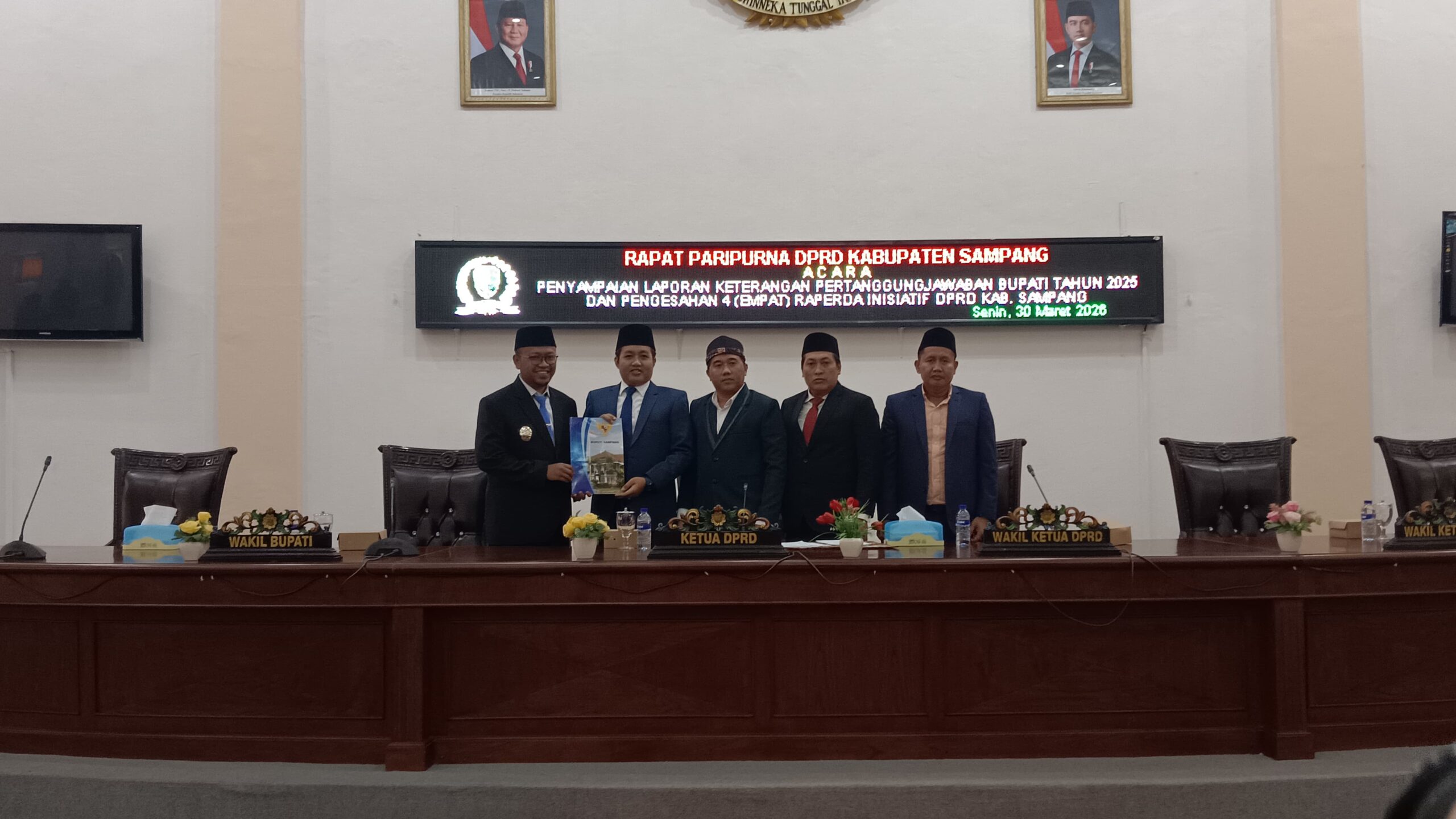 Caption Foto: Suasana rapat paripurna DPRD Kabupaten Sampang saat pengesahan empat Raperda strategis yang difokuskan pada penanggulangan kemiskinan, pengelolaan lingkungan, ketenagakerjaan, dan pengembangan desa wisata.