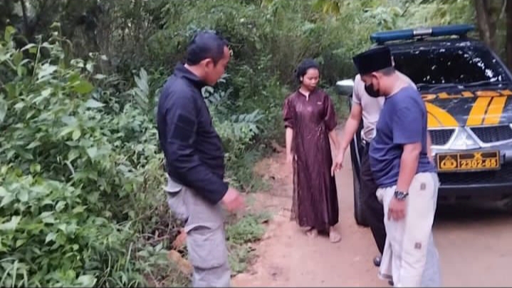 Caption foto: Petugas kepolisian saat melakukan penyelidikan di lokasi dugaan aksi begal yang menimpa seorang pelajar perempuan di Dusun Setran, Desa Bajrasokah, Kecamatan Kedungdung, Kabupaten Sampang.