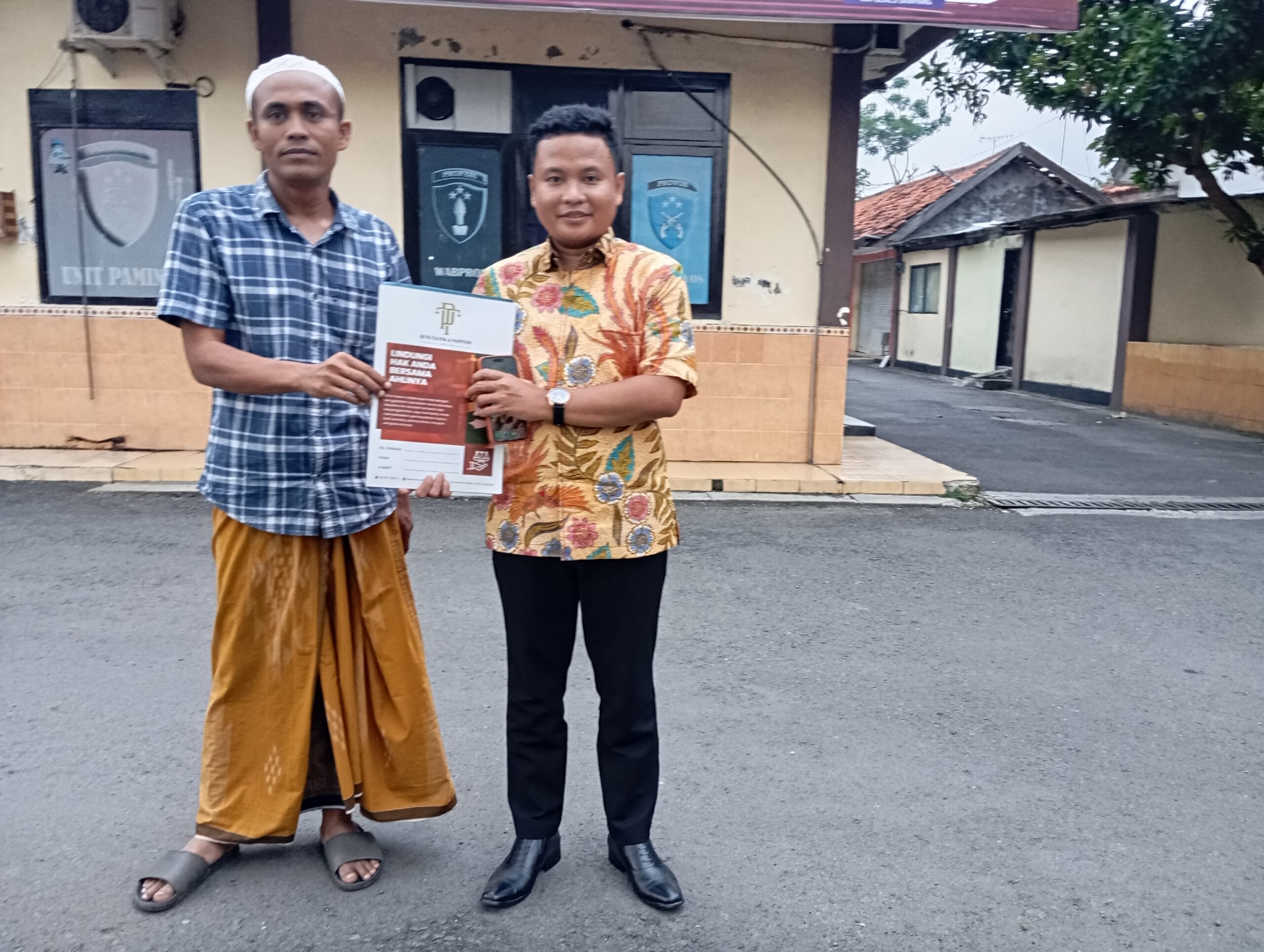 Caption Foto: Kuasa hukum pelapor, Moch. Taufik (Bung Taufik), memberikan keterangan kepada awak media terkait laporan dugaan penipuan dan pengambilalihan dapur program MBG di Desa Kotah, Kabupaten Sampang, Jawa Timur.