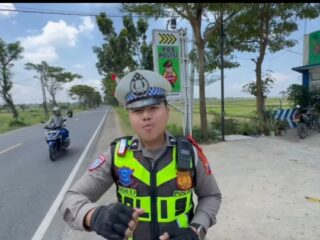 Caption Foto: Petugas Dinas Perhubungan Kabupaten Sampang bersama Satlantas melakukan pemetaan titik rawan kecelakaan dan kemacetan di sejumlah ruas jalan menjelang arus mudik Hari Raya Idulfitri 2026. Jalur Jrengik menjadi salah satu lokasi yang mendapat perhatian khusus.