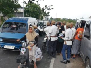 Bikin Kaget Pengendara, PT Sumatraco Bagikan Ribuan Takjil dengan Kostum Pejuang BKR