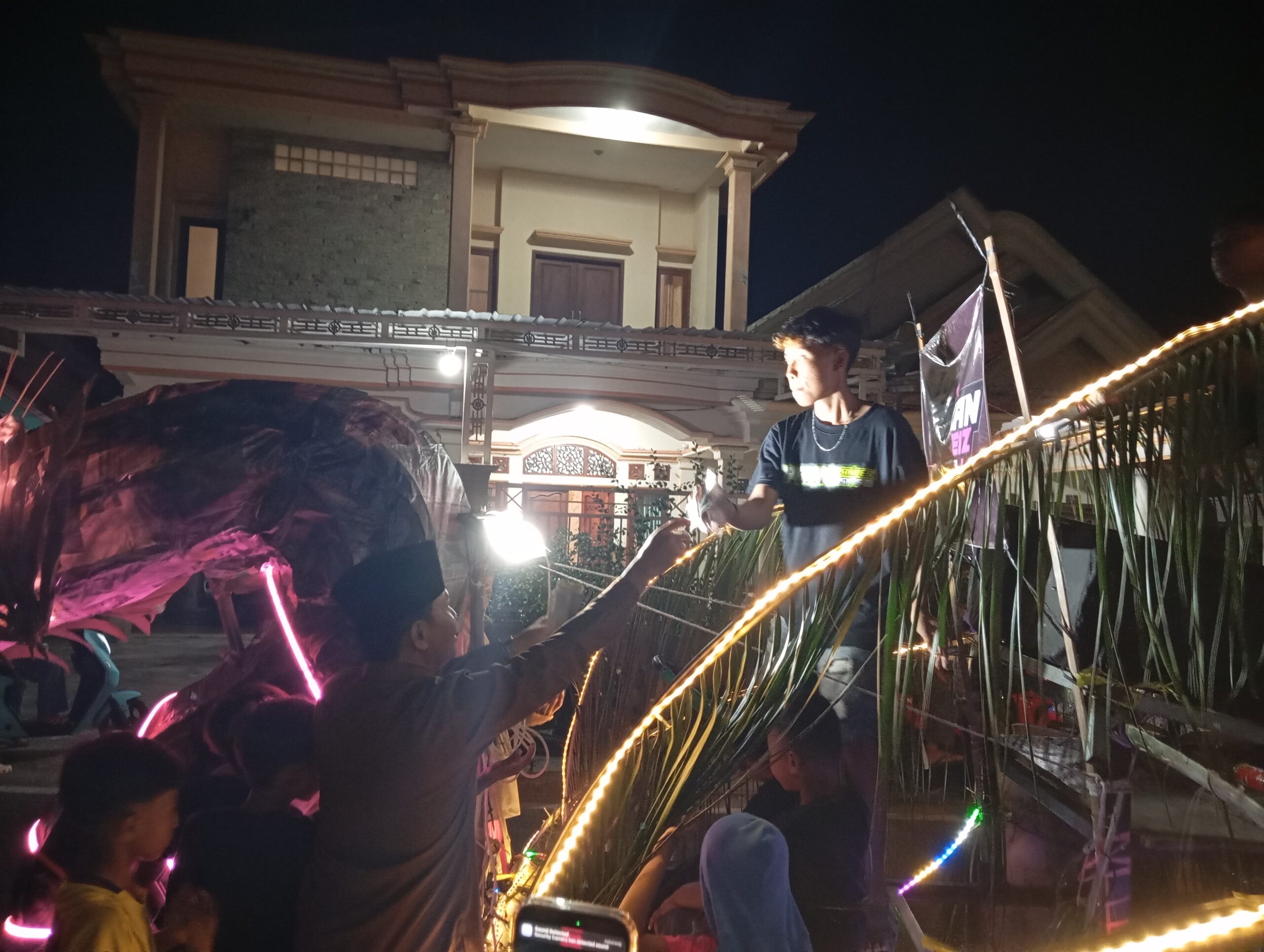 Caption Foto: Warga Desa Gulbung memadati jalan desa saat menyaksikan festival musik daol dan takbir keliling dalam rangka menyambut Hari Raya Idul Fitri 1447 H/2026 M yang berlangsung meriah dan penuh antusiasme.