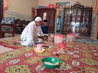 Dari Pintu ke Pintu, Tradisi Salam-Salaman Idul Fitri di Taman Ragung Bikin Haru