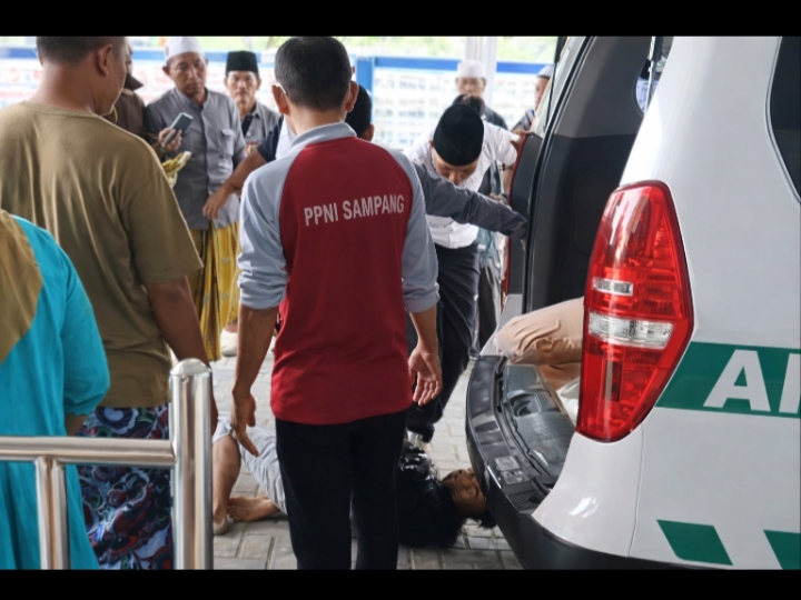 Caption Foto: Pelaku curanmor diamankan polisi setelah terjatuh saat melarikan diri di Jalan Raya Desa Taman, Jrengik, Sampang, Jumat (27/3/2026). Aksi tersebut sempat memicu amarah warga hingga nyaris terjadi penghakiman massa.