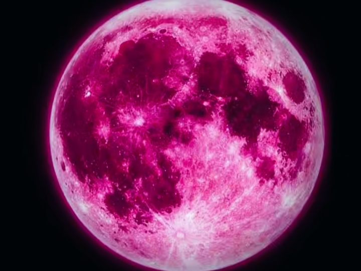 Caption Foto: Fenomena bulan purnama “Pink Moon” tampak menghiasi langit malam, terlihat lebih besar dan bercahaya keemasan saat berada di dekat cakrawala.