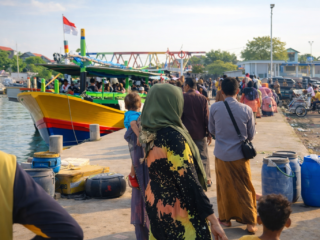 Puncak Mudik Lebaran, Warga Mandangin Padati Pelabuhan Tanglok hingga Berdesakan