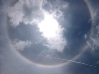 Misterius tapi Indah, Halo Matahari Muncul di Langit Sampang