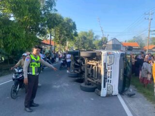 Caption Foto: Truk box bermuatan rokok ilegal terguling di Jalan Raya Desa Baruh, Sampang. Muatan berserakan dan sempat diambil warga, sementara proses hukum menuai sorotan.