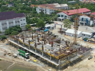Caption Foto: Progres pembangunan Gedung Kuliah Jurusan Kesehatan Poltera di Kecamatan Taddan, Kabupaten Sampang, yang telah mencapai 35 persen dan ditargetkan rampung pada Juli 2026.