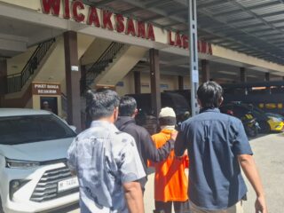 Caption Foto: Petugas Satresnarkoba Polres Sampang menunjukkan barang bukti puluhan pil ekstasi berlogo “Red Bull” dan “Super Mario” yang diamankan dari tersangka di wilayah Kecamatan Camplong, Minggu (12/4/2026) malam.