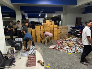 Truk Rokok Ilegal Terguling di Sampang, Sopir Kabur, Ratusan Ribu Batang Diserahkan ke Bea Cukai
