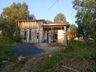 Laporan Diduga Dihiraukan PLN, Pemilik Rumah Tersengat Listrik Saat Ngecor