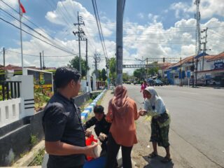 Aksi Jumat Berkah Kejari Sampang Sentuh Hati Warga, Bagi Nasi di Pinggir Jalan