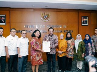 Caption Foto: Bupati Sampang, H. Slamet Junaidi, menandatangani berita acara serah terima hibah aset BMN eks migas bersama Kementerian Keuangan RI di Jakarta, sebagai langkah awal pengembangan kawasan edukasi berbasis pertanian terpadu di Kabupaten Sampang.