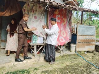Kajari Sampang Turun ke Pelosok, Bantu Dua Nenek Hidup Sebatangkara: Ini Panggilan Hati