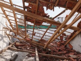 Caption Foto: Ruang kelas SDN Pangelen 1 Sampang yang rusak akibat cuaca ekstrem, mencerminkan kondisi darurat infrastruktur pendidikan di daerah tersebut.