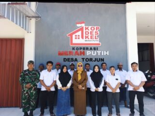 Caption Foto: Bangunan Koperasi Desa Merah Kutip di Desa Torjun tampak berdiri kokoh sebagai simbol kebangkitan ekonomi dan hasil gotong royong masyarakat setempat.