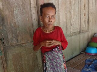 Caption Foto: Kondisi rumah sederhana yang ditempati Muslimah (61), seorang tunanetra di Dusun Kebun, Desa Baturasang, Sampang, yang hidup sebatang kara dan bergantung pada bantuan warga sekitar.