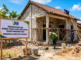 Caption Foto: Ilustrasi Proses pembangunan rumah layak huni bagi warga kurang mampu di Kabupaten Sampang sebagai bagian dari program RTLH tahun 2026 yang didanai APBD