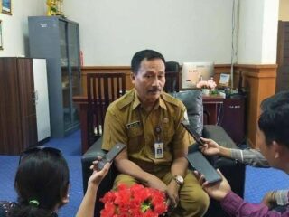 Caption Foto: Kepala Disdik Kabupaten Sampang, Nor Alam, saat menyampaikan komitmen peningkatan mutu pendidikan melalui program inovasi, di tengah pengakuan bahwa kesejahteraan guru belum mengalami peningkatan signifikan.