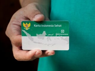 Caption foto: Kartu BPJS Kesehatan mengenai pasien pulang paksa yang tidak lagi dijamin pembiayaannya, dinilai berpotensi memberatkan masyarakat kecil di Kabupaten Sampang.