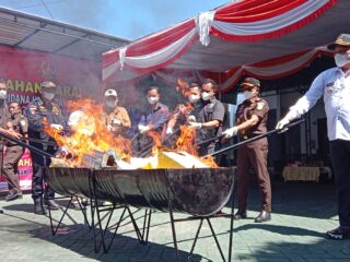 Barang Haram Bernilai Ratusan Juta Dimusnahkan, Kejari Sampang Tegaskan Tak Ada Ruang bagi Mafia Narkoba dan Rokok Ilegal