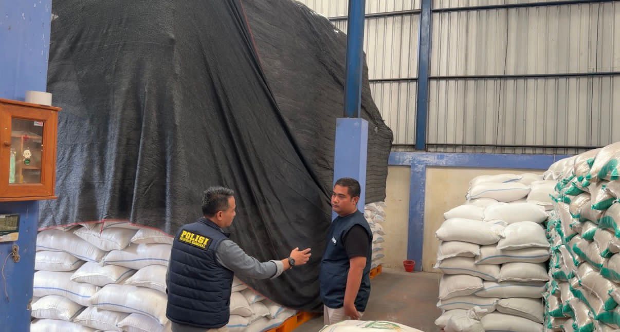 Caption Foto: Petugas Satgas Pangan Polres Sampang saat melakukan pengecekan langsung stok beras di Gudang Bulog Kabupaten Sampang guna memastikan ketahanan pangan masyarakat tetap aman hingga enam bulan ke depan.