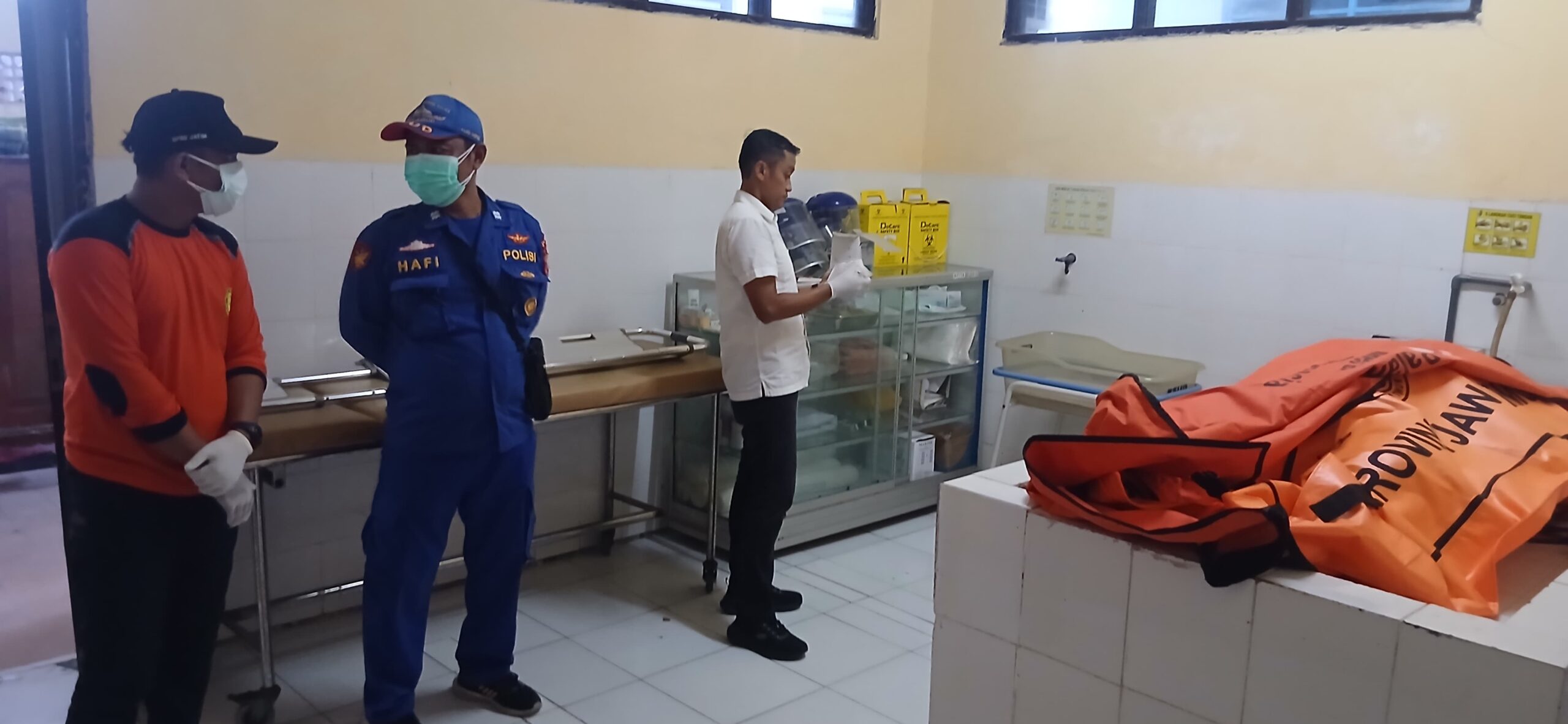Caption Foto: Tim SAR Gabungan saat mengevakuasi jenazah di RS Moh zyn, korban laka laut asal Pulau Mandangin di wilayah Sungai Majungan, Kecamatan Sreseh, Kabupaten Sampang, Senin (18/5/2026).