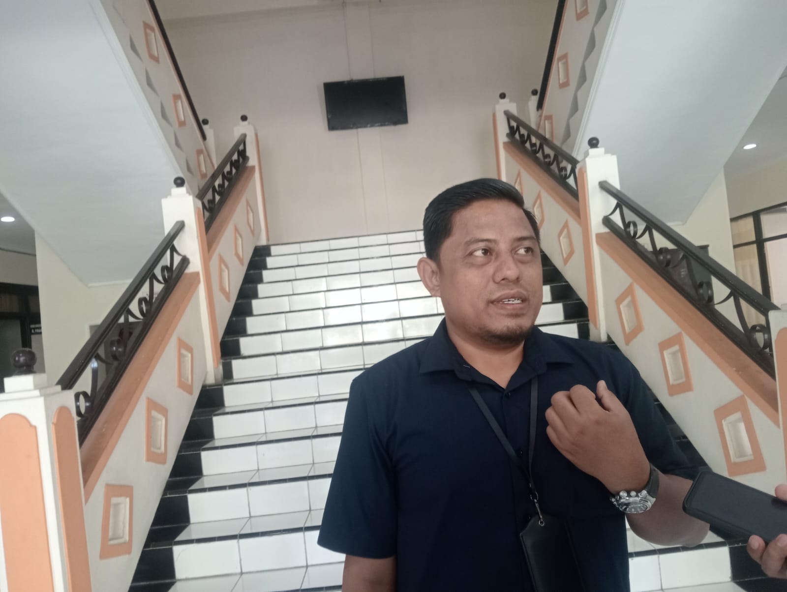 Caption Foto: Audiensi masyarakat Camplong bersama DPRD Sampang dan pihak PT Garam membahas polemik CSR, penyerapan tenaga kerja warga terdampak, serta persoalan penyerapan garam rakyat di Kecamatan Camplong, Kabupaten Sampang.