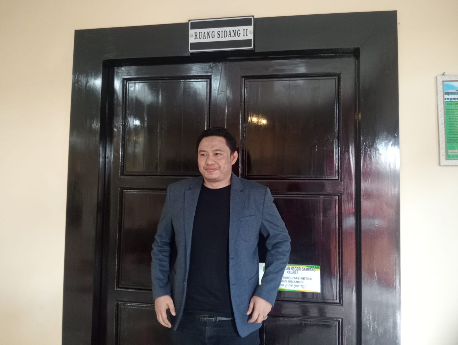 Caption Foto: Kuasa hukum korban memberikan keterangan terkait perkembangan kasus dugaan pelecehan seksual terhadap perempuan disabilitas yang tengah ditangani Unit PPA Polres Sampang.
