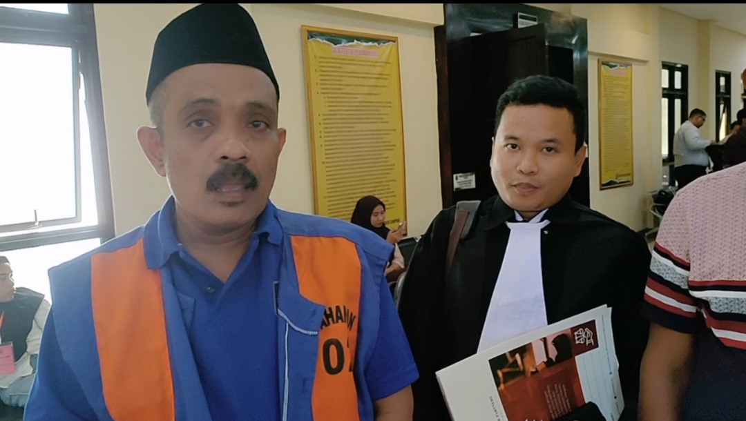Caption Foto: Terdakwa kasus Sabi 3 kilo di damping kuasa hukum Moh. Taufik di saat gelar sidang lanjutan .