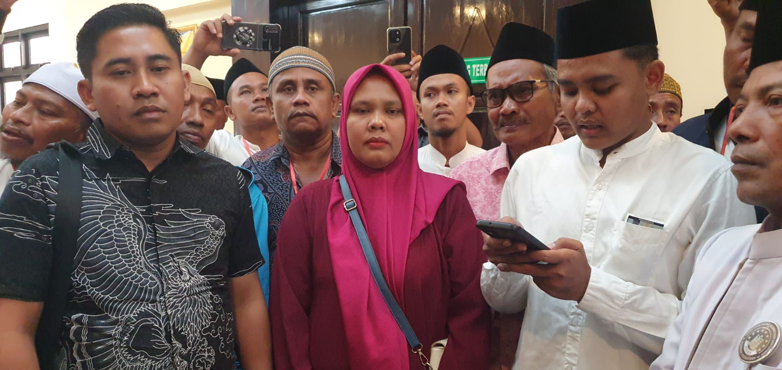 Caption Foto: Suasana sidang kasus dugaan penganiayaan guru tugas pondok pesantren di Pengadilan Negeri Sampang, saat JPU membacakan tuntutan 5 tahun penjara terhadap dua terdakwa.