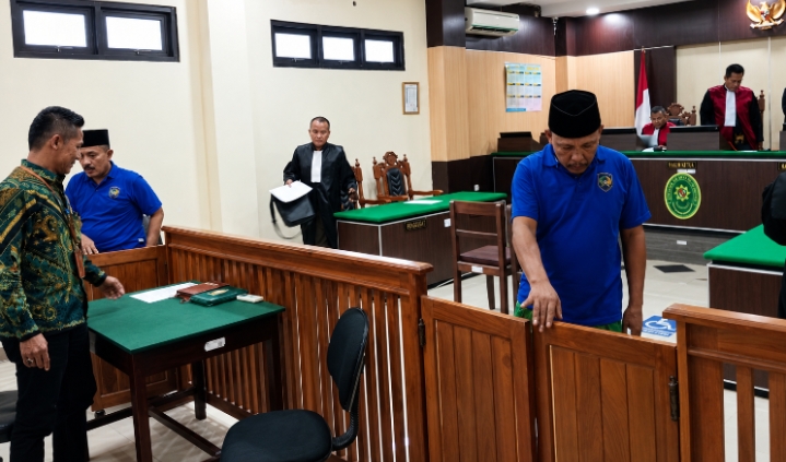 Caption Foto: Suasana sidang kasus narkotika di Pengadilan Negeri Sampang saat tim kuasa hukum terdakwa menyampaikan eksepsi dan mempertanyakan keabsahan barang bukti sabu seberat kurang lebih tiga kilogram.