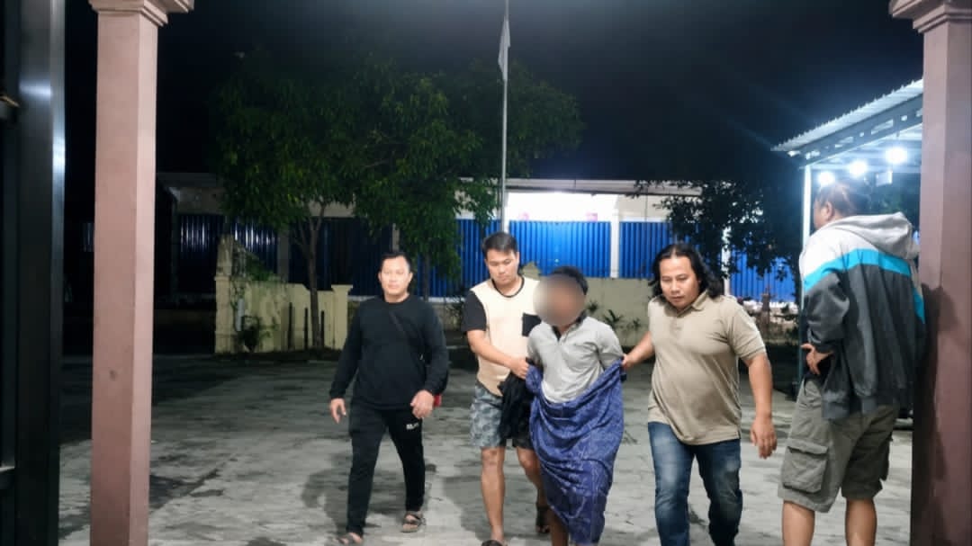 Caption Foto: Petugas Polsek Tambelangan menunjukkan barang bukti dan mengamankan tersangka kasus dugaan pencurian gabah dan beras milik warga di Kecamatan Tambelangan, Kabupaten Sampang, setelah buron selama beberapa bulan.