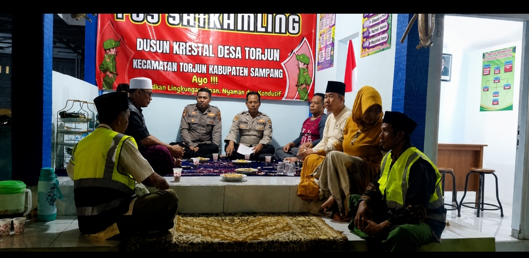 Caption Foto: Kegiatan ronda malam warga di Pos Satkamling Desa Torjun, Kecamatan Torjun, Kabupaten Sampang, yang kini menjadi percontohan sistem keamanan lingkungan berbasis gotong royong masyarakat.