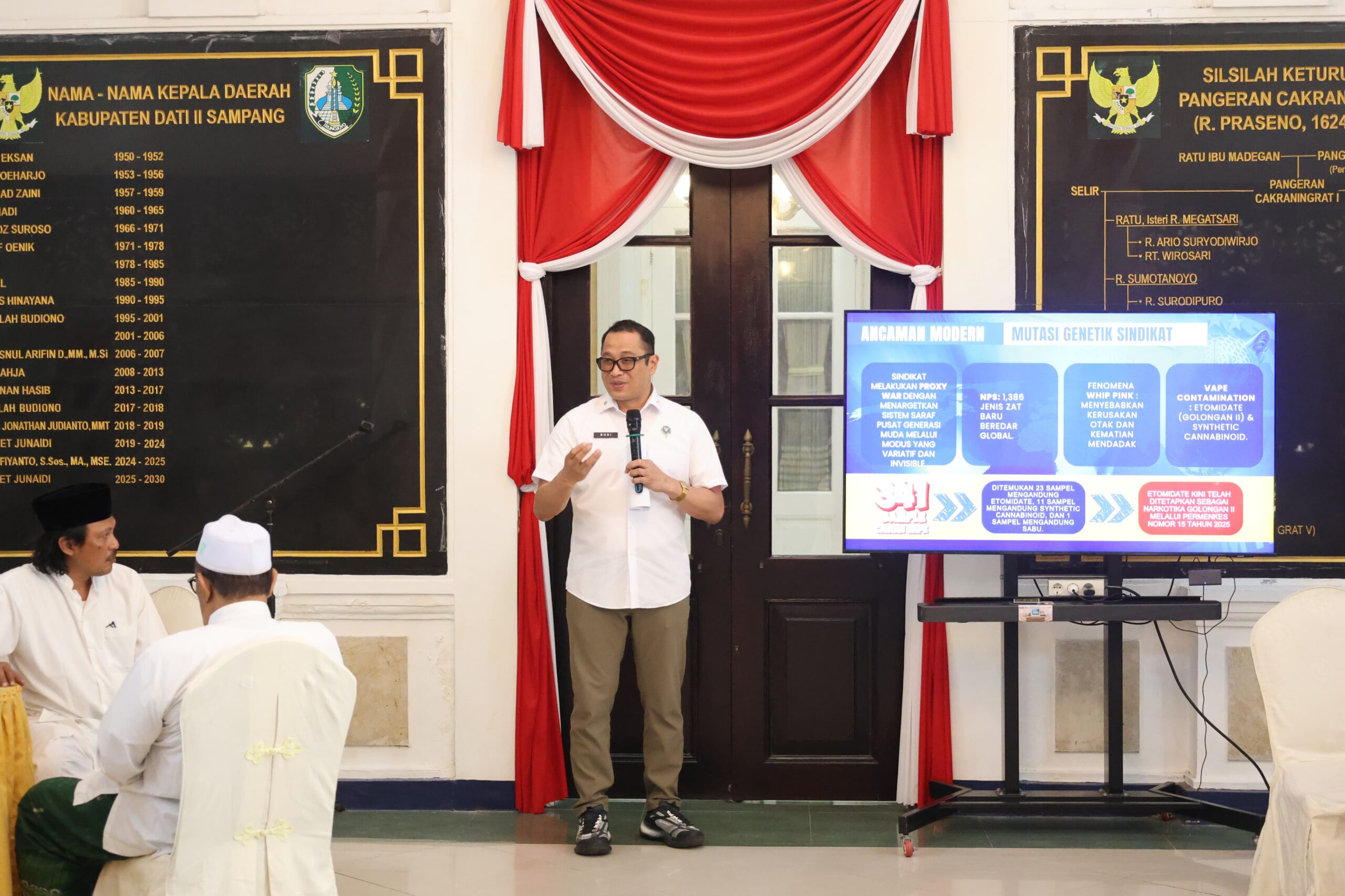 Caption Foto: Kepala BNN Provinsi Jawa Timur Brigjen Pol. Budi Mulyanto bersama tokoh agama dan pejabat daerah saat menghadiri Deklarasi Perang Melawan Narkoba di Pendopo Trunojoyo Kabupaten Sampang. Di balik deklarasi tersebut, publik menyoroti masih kuatnya peredaran narkoba dan cap zona merah yang melekat pada Kabupaten Sampang.