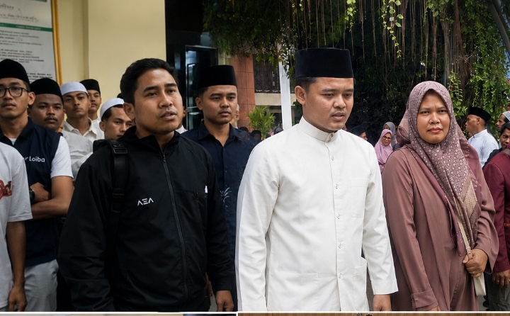 Caption Foto: Sidang kasus dugaan penganiayaan berat terhadap guru tugas pondok pesantren di Kecamatan Kedungdung, Sampang, berlangsung tegang. Kuasa hukum korban menyoroti penerapan pasal dan mendesak aparat penegak hukum menjaga profesionalitas tanpa intervensi kekuasaan.