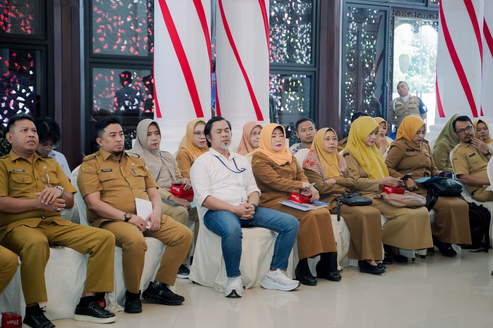 Caption Foto: Rapat koordinasi pembentukan Forum CSR Kabupaten Sampang bersama OPD, BUMN, BUMD, dan perusahaan swasta guna memperkuat transparansi serta sinkronisasi program pembangunan daerah, Selasa (26/5/2026).