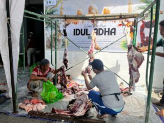Berbagi Idul Adha, RSUD dr. Mohammad Zyn Sampang Sembelih 11 Hewan Kurban untuk Masyarakat