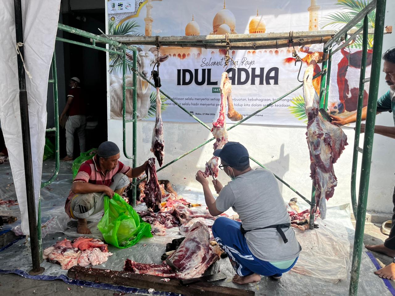 Caption Foto: Jajaran manajemen dan pegawai RSUD dr. Mohammad Zyn Sampang saat melaksanakan penyembelihan hewan kurban Idul Adha 1447 Hijriah berupa 5 ekor sapi dan 6 ekor kambing di lingkungan rumah sakit, Rabu (27/5/2026)