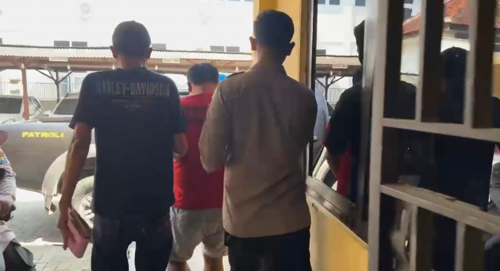 Caption Foto: Petugas kepolisian menunjukkan barang bukti sepeda motor hasil pengungkapan kasus pencurian kendaraan bermotor di wilayah Kecamatan Banyuates, Kabupaten Sampang. Polisi berhasil mengamankan terduga pelaku beserta kendaraan curian dan dokumen resmi kendaraan.