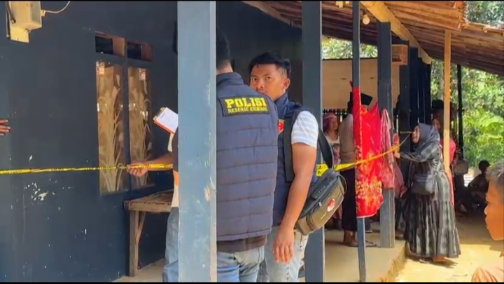Caption Foto:Petugas kepolisian bersama tim medis saat melakukan olah TKP di lokasi ditemukannya seorang pemuda tergantung di pohon mangga di Desa Komis, Kecamatan Kedungdung, Kabupaten Sampang, Sabtu (09/05/2026.