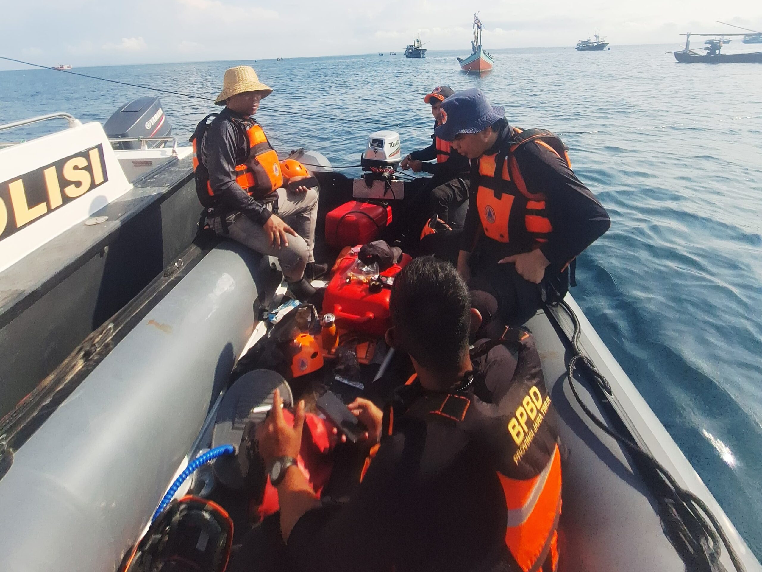 Caption Foto: Tim SAR gabungan melakukan penyisiran di perairan Pulau Mandangin, Kabupaten Sampang, setelah seorang warga dilaporkan hilang usai terjatuh dari kapal akibat menghantam karang.